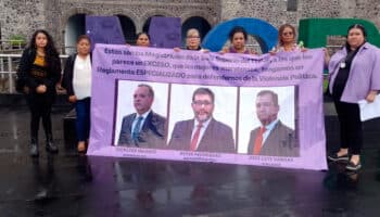 Mujeres protestan contra magistrados del TEPJF que rechazaron expedir reglamento