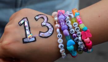 ¿Cómo surgió la tradición de intercambiar pulseras en los conciertos de Taylor Swift?