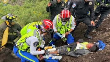 CDMX: Rescatan a niño que cayó al interior del volcán de Xitle