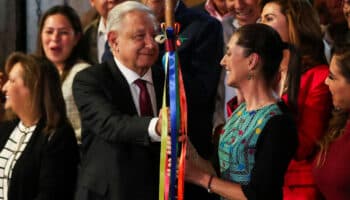 AMLO entrega ‘bastón de mando’ a Sheinbaum en un restaurante