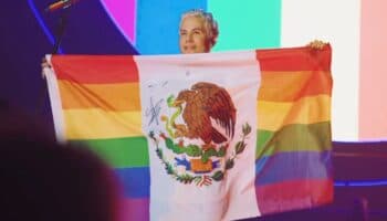 Christian Chávez causa polémica por bandera de México con colores LGBTQ+