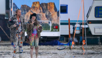 70 mil asistentes al festival Burning Man quedan atrapadas en desierto de Nevada