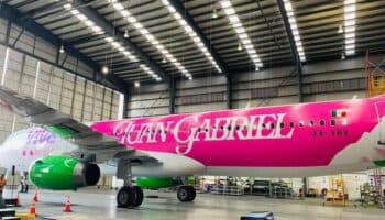 Un homenaje en las alturas: Viva Aerobus celebra a Juan Gabriel con un avión único