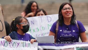 Ayyselet y su hija marcharon para exigir aprehensión de expareja que presuntamente intentó matarla