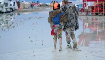 Festival Burning Man deja un muerto y miles atrapados en el barro