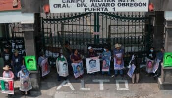 Madres y padres de Ayotzinapa instalan plantón afuera del Campo Militar 1