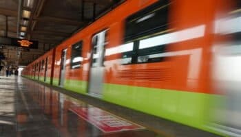 Hombre intenta aventar a expareja a vías del Metro de CDMX
