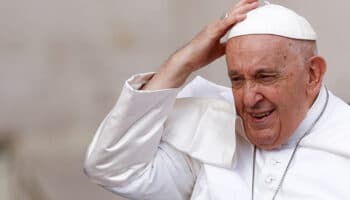 Francisco retira departamento y salario a uno de sus críticos