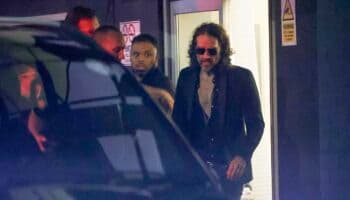Russell Brand reaparece tras acusaciones de agresiones sexuales