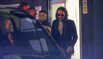 Russell Brand reaparece tras acusaciones de agresiones sexuales