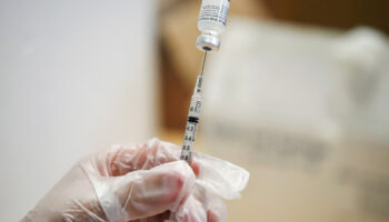 OMS recomienda a grupos de riesgo vacunarse contra Covid-19