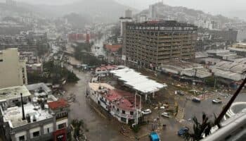 700 turistas varados en Acapulco; cerca de 2 mil árboles y postes de luz caídos: periodista | Entérate