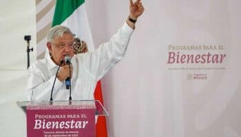 'Entregué el bastón de mando, me falta nada más entregar en un año la banda presidencial': AMLO