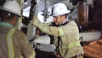 AMLO se dice ‘muy feliz’ con trabajadores electricistas, petroleros, de la salud y maestros