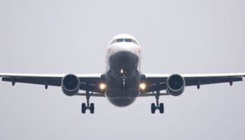 Detienen en pleno vuelo hacia Cancún a sujeto señalado de agredir sexualmente a azafata