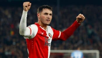 Santi Giménez se une a la lista de mexicanos con gol en su debut de Champions League