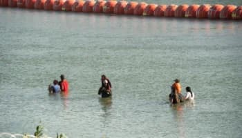 Texas demanda al gobierno de Biden por cortar púas en frontera con México