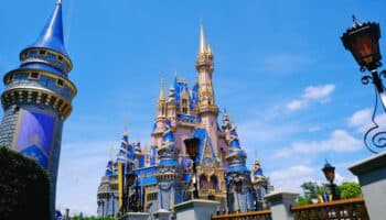 Mujer demanda a Disney por graves daños ginecológicos por accidente en tobogán