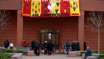 Condenan burlas de aficionados del Luton Town sobre tragedia de Hillsborough | Video