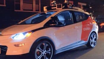 Retiran modernos taxis sin conductor luego que unidad golpeó a peatón