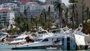 Buzos buscan cuerpos en Acapulco; 80% de embarcaciones están hundidas: Periodista | Entérate