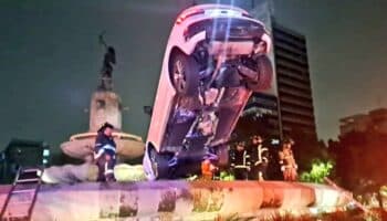 Auto choca y termina sobre fuente de Diana Cazadora | Video