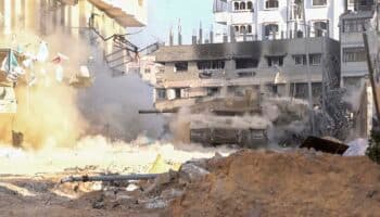 Israel profundiza su ofensiva en norte de Gaza, donde los hospitales aún albergan civiles