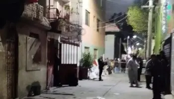 Bomberos sofocan incendio y descubren presunto feminicidio en Iztacalco