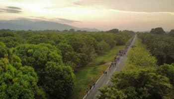 Caravana migrante del 'Éxodo de la Pobreza' avanza 100 kilómetros | Video