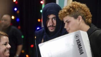 Bad Bunny entrega regalos navideños a niños y jóvenes