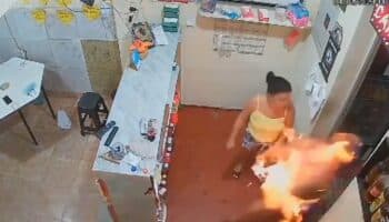 Mujer prende fuego a su esposo en un local en Brasil | Video