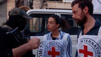 Rehenes secuestrados por Hamás demandan a la Cruz Roja por supuestamente violar el Derecho Internacional