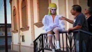 Sesión de fotos de persona drag molesta a católicos en Sonora | Video