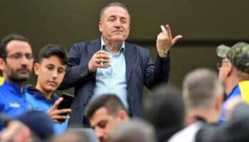 Sale en libertad condicional ex directivo que golpeó a árbitro turco