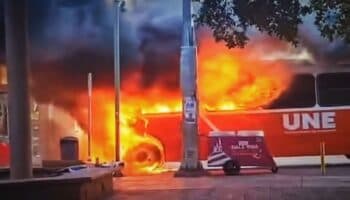 Llamas consumen un camión de pasajeros en el centro de Hermosillo