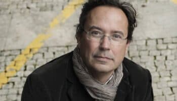 “Cuanto más humanizamos a las máquinas, más nos robotizamos a nosotros mismos”: Juan Arnau