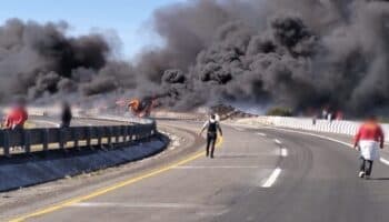 Camión con gasolina se voltea en la Acatzingo–Cd. Mendoza y provoca gran incendio | Video