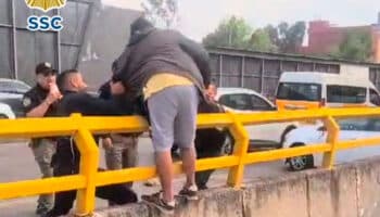 Video | Salvan a hombre que intentó arrojarse al Circuito Interior