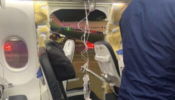 ¡Terror en las alturas! Avión de Alaska Airlines pierde parte del fuselaje en pleno vuelo | Video