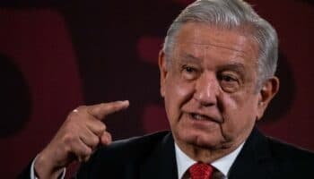 AMLO reitera propuesta a familiares de los 43 normalistas de Ayotzinapa para que entren a archivos militares por 3 meses