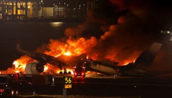 Arde avión de Japan Airlines con 379 personas a bordo; reportan 5 muertos | Video