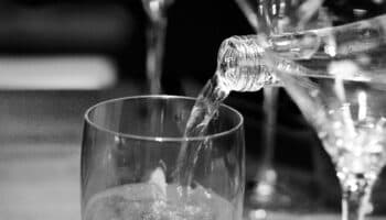 ¿Cuáles son los beneficios de tomar agua?