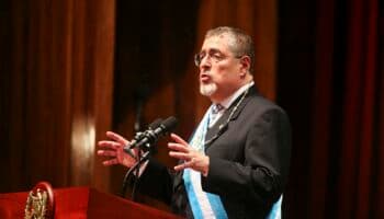 'Nunca más el autoritarismo': Bernardo Arévalo jura como presidente de Guatemala