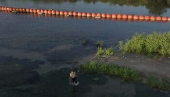 Gobernador de Texas acusa a Biden de orillar a migrantes a cruzar por el Río Bravo