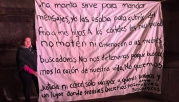 Madre buscadora Ceci Flores cuelga manta para pedir acuerdo de paz a cárteles