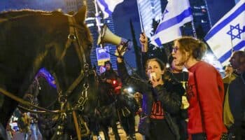 La Policía israelí utiliza la caballería contra manifestantes que reclamaban a Netanyahu