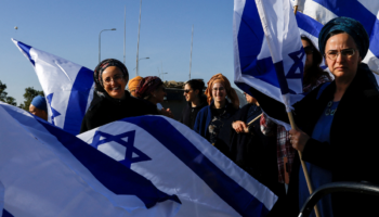 Manifestantes israelíes impiden la entrada a Gaza de camiones de ayuda humanitaria | Video