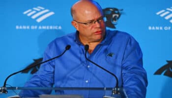 NFL: Cae costosa multa a dueño de Carolina Panthers por arrojar bebida al público | Video