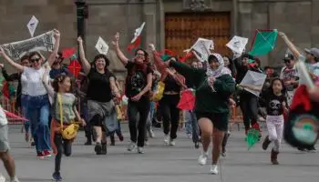 CDMX: Vuelan papalotes en el Zócalo en solidaridad con Gaza; policía graba a participantes