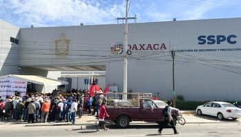 Video | Habitantes toman cuartel de la policía en Oaxaca; retienen a decenas de trabajadores